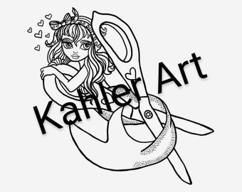 Puede incluir: Ilustración en blanco y negro de línea de una sirena con un par de tijeras envueltas alrededor de su cola. La sirena tiene un lazo en el pelo y mira hacia un lado. El texto "Kahle Art" está escrito en la imagen.