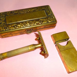Vtg USA GILLETTE SHAVING Set Razor Blade Kit in Original Metal Case 1960&#39;s, Metal Razor Sharpener Barbers Shop, Old Travel Shaving Shave Kit