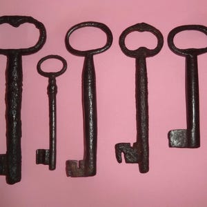 6 ANTIEKE METALEN SLEUTELS Jaren '30, 6 grote skeletsleutels, oude sleutels cadeau, zeldzame stel grote oude metalen sleutels jaren '30
