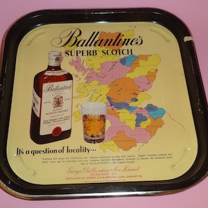 Vtg BALLANTINES SCOTCH WHISKY Plateau publicitaire en étain des années 1970, Ballantines Whisky w / Scottish Map Plateau de service en métal, Pub Club Ancien plateau de service