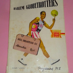 Könnte beinhalten: Vintage Harlem Globetrotters Programmcover. Das Cover zeigt eine Cartoon-Illustration eines Basketballspielers, der einen Ball auf seinem Finger dreht und einen Koffer trägt. Der Text enthält "Harlem Globetrotters", "HELL. IBRAHIMIEH S.C." und "Programme P.T.5."