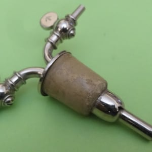 Vtg GC Ltd LONDON Flaschenfüller Stopper 1980er Jahre, Altes Metall versilberte Flaschenfüller Stopper, Pub Club Zubehör Alte Getränke Pourer Stopper