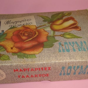 Vtg GREEK LOUMIDIS PAPAGALOS Daisy Chocolates Tekturowe pudełko reklamowe 1960, Grecja Loumidis Coffee Chocolate Maker Stare pudełko pojemnik