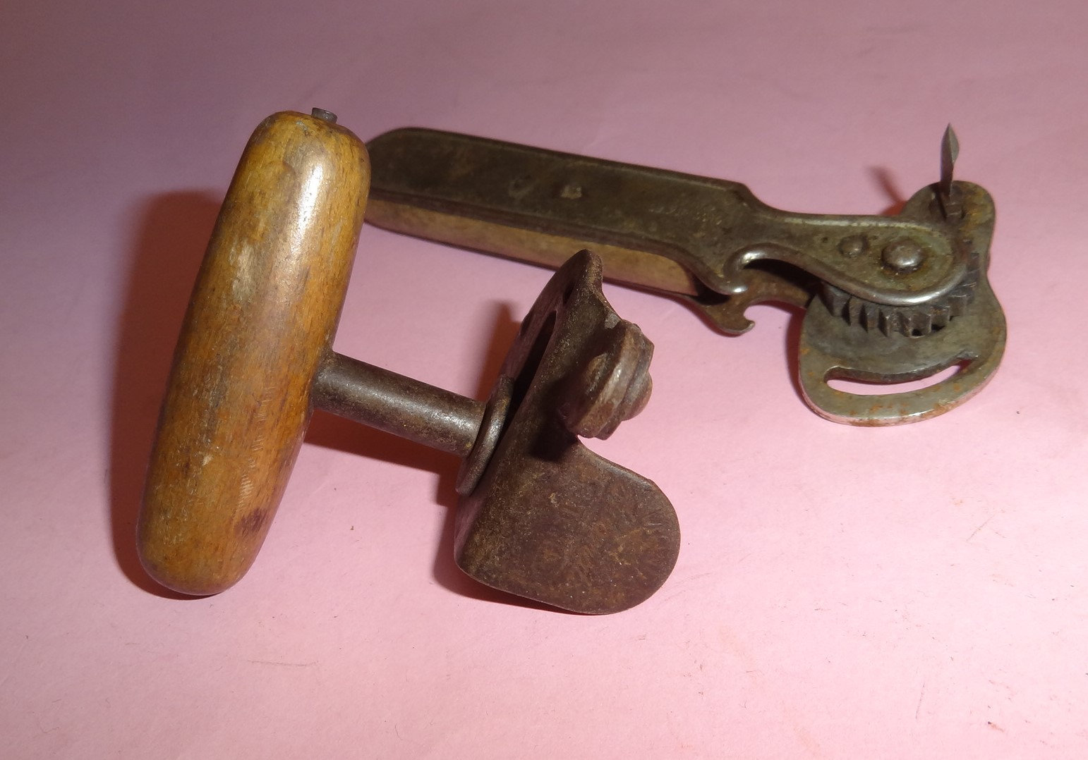 Vintage Metall-Dosenöffner, Korkenzieher, 1960er Jahre, 2 Sammlerstücke: Flaschenöffner aus Metall und Holz, Dekoration für Pubs, Clubs und Cafés – Geschenkidee!