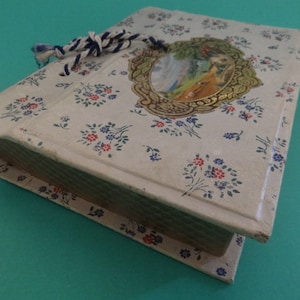 Vtg BOOK-SHAPED Sweet BOX 1960's, Caja de cartón tipo libro, Caja dulce floral antigua, Bonito patrón romántico Caja coleccionable antigua