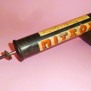Vtg INSEKTENABWEISENDE PUMPE &#39;Pitsos&#39; Griechenland 1950er Jahre, alte Sammlerdose Litho Anti-Mücken-Insekten-Pumpensprüher, antike Insekten-Insekten-Insekten-Pumpenabwehr