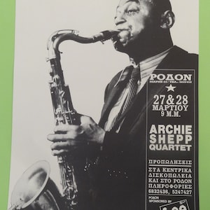 Könnte beinhalten: Ein Schwarzweiß-Plakat, das ein Jazzkonzert mit dem Archie Shepp Quartet im Rodon, einem Veranstaltungsort in Athen, Griechenland, bewirbt. Das Plakat zeigt ein Foto von Archie Shepp, der Saxophon spielt. Das Konzert findet am 27. und 28. März um 21:00 Uhr statt. Tickets sind in zentralen Plattenläden und im Rodon erhältlich. Telefonnummern für Ticketinformationen sind 6832436 und 5247427. Das Konzert wird von Lee gesponsert.