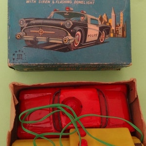 Vtg TIN POLICE PATROL Car Made in Japan um 1970, Blech Metall Rote Batterie Op. mit Fernbedienung Japanische Polizei Spielzeugauto in Original Box