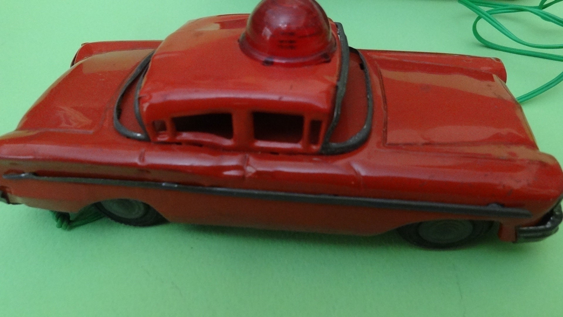 1970 年代の日本製ブリキ製ポリスパトロールおもちゃの車、赤い金属製