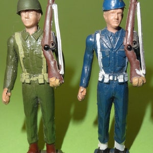 Vtg 2 ATHENA AOHNA SOLDIERS Greek Figures w/ Rifle 1970&#39;s, Old Athena Military & Hellenic Air Force Soldiers, Old Collectible Toy Soldiers