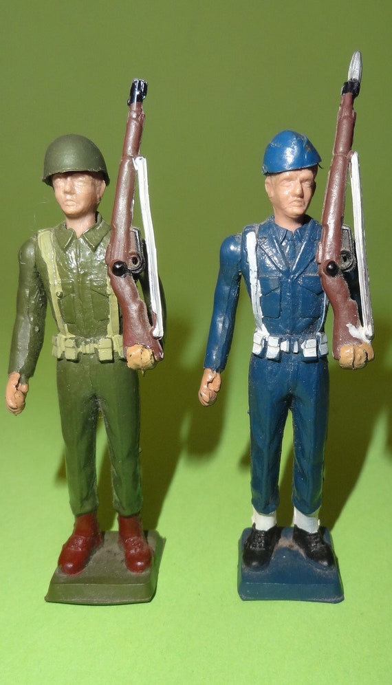 ◆希少 美品 1940年代◆インドネシア 藍の服装 伝統操り人形（木製）『兵隊』 ヴィンテージ ATHENA AOHNA ライフルを持った兵士 1970 年代、古い