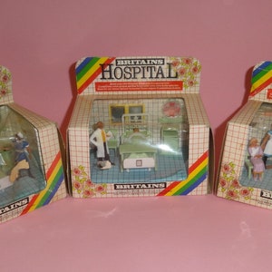 Old BRITAINS HOSPITAL STATION mit Figuren Lotx3 in Original Boxen versiegelt 1970er Jahre, Britains Medical Station mit Metall Kunststoff Ärzte Krankenschwestern Figuren