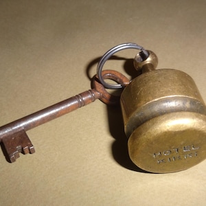 VTG HOTEL KIRKI kamer N.5 Key Griekenland 1950, oude hotelsleutelhanger, oude metalen hotelsleutel jaren 50, zeldzame antieke hoofdsleutelhanger