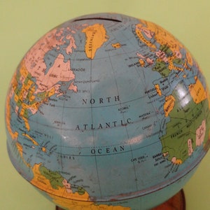 Vtg WORLD GLOBE Piggy Box 1960's, Oude Aarde Globe Penny Bank, Metal Globe Piggy Bank, Tin World Globe Saving Can, Zeldzame Collectible Piggy Box