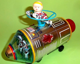 SPACE CAPSULE SPACECRAFT W/ Floating Astronaut Boxed Modern Toys