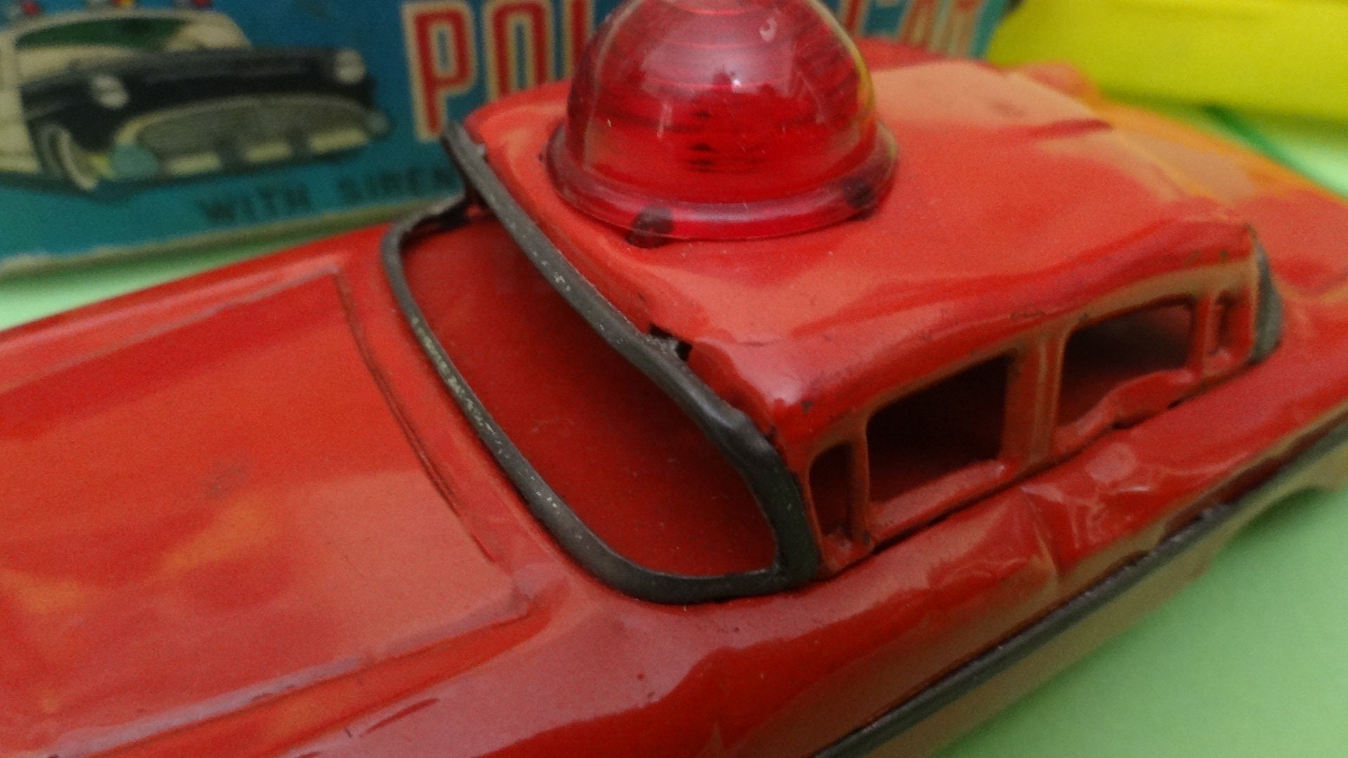 1970 年代の日本製ブリキ製ポリスパトロールおもちゃの車、赤い金属製