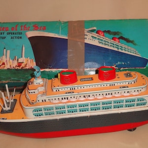 Vtg MODERN TOYS SHIP &#39;Queen of The Sea&#39; Tin Litho Ocean Liner Boat en original Box Japan 1960&#39;s, Old Metal Battery Vessel Boat Boxed 22 &quot;x4&quot;
