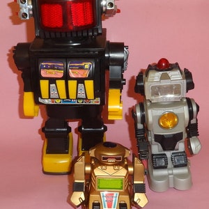 Vtg 3 RUIMTE ROBOTS Batterij Op. Plastic Hong Kong & Taiwan 1980&#39;s, Lot 3 Old Collectible Space Robots, Moon Expedition Old Space Robot Toys