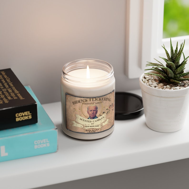 Joe Biden's Flikkerende cognitieve vermogen 9 OZ Sojawas Blend geurkaars, grappige kaars, humoristische lontkaars, cadeau-idee, bestseller afbeelding 4