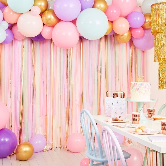 Cumpleaños de una niña con decoración rosa globos rosas mesa infantil  festiva