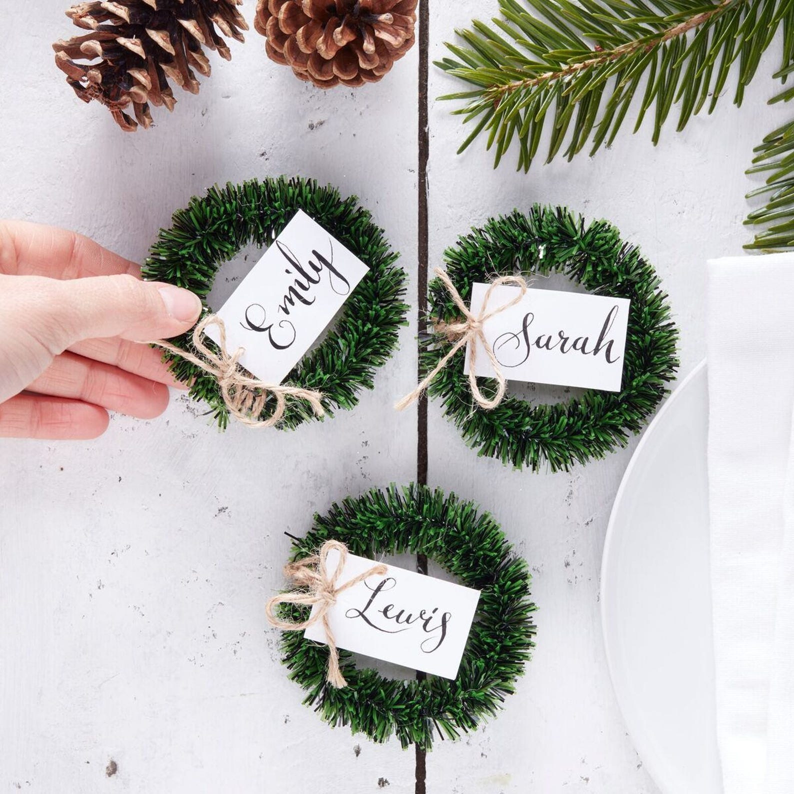 Lightup your Xmas party with 20 Christmas table decoration 29 Wreath Place Cards