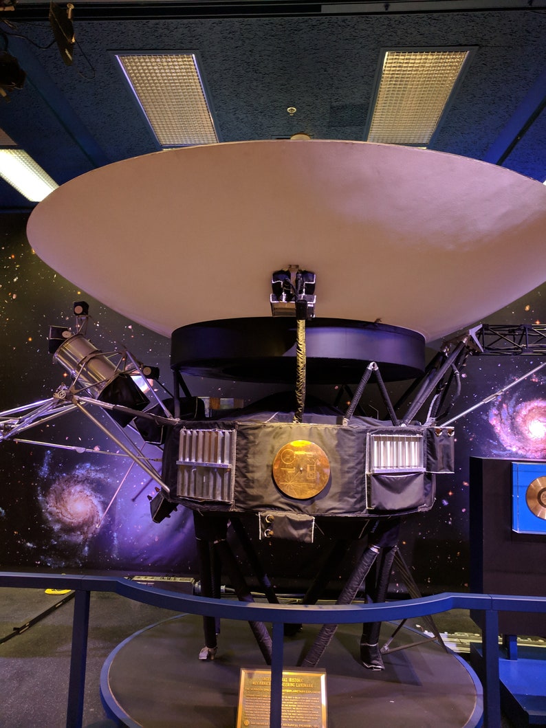 Réplique en métal pleine grandeur de la pochette du disque d'or du voyageur de la NASA, gravée au laser sur de l'aluminium. Célébrez les missions Voyager image 10