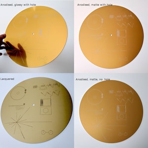 Réplique en métal pleine grandeur de la pochette du disque d'or du voyageur de la NASA, gravée au laser sur de l'aluminium. Célébrez les missions Voyager image 3