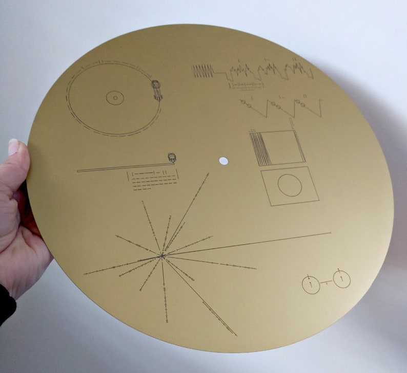 Réplique en métal pleine grandeur de la pochette du disque d'or du voyageur de la NASA, gravée au laser sur de l'aluminium. Célébrez les missions Voyager Lacquered with hole