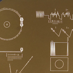 Réplique en métal pleine grandeur de la pochette du disque d'or du voyageur de la NASA, gravée au laser sur de l'aluminium. Célébrez les missions Voyager image 8