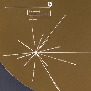 Réplique en métal pleine grandeur de la pochette du disque d'or du voyageur de la NASA, gravée au laser sur de l'aluminium. Célébrez les missions Voyager image 7