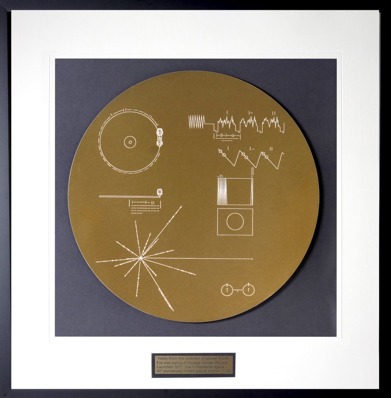 Réplique en métal pleine grandeur de la pochette du disque d'or du voyageur de la NASA, gravée au laser sur de l'aluminium. Célébrez les missions Voyager image 9