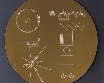 Réplique en métal pleine grandeur de la pochette du disque d'or du voyageur de la NASA, gravée au laser sur de l'aluminium. Célébrez les missions Voyager !