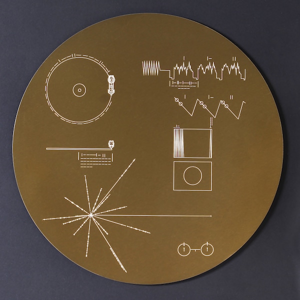 Réplique en métal pleine grandeur de la pochette du disque d'or du voyageur de la NASA, gravée au laser sur de l'aluminium. Célébrez les missions Voyager !