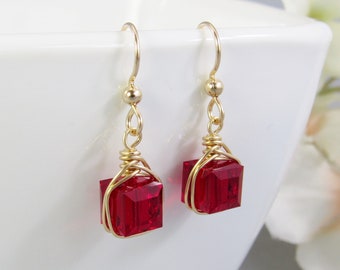 Boucles d'oreilles cubes en cristal rouge doré, bijoux en cristal enveloppés dans un fil métallique, petites boucles d'oreilles rubis du Siam, cadeau de Saint-Valentin pour femme en juillet