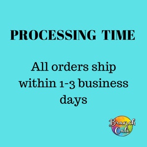 K&ouml;nnte beinhalten: Ein t&uuml;rkisblauer Hintergrund mit dem Text "PROCESSING TIME" in Schwarz. Unter dem Text befindet sich die Nachricht "All orders ship within 1-3 business days" in Schwarz. Ein farbenfrohes Logo mit dem Text "Branch Cali" befindet sich in der unteren rechten Ecke.