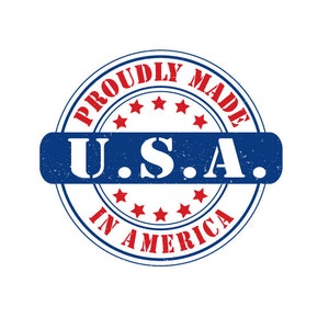 K&ouml;nnte beinhalten: Ein blauer und roter runder Stempel mit dem Text "Proudly Made in America" und "U.S.A." in der Mitte. Es gibt f&uuml;nf rote Sterne um den Text herum.