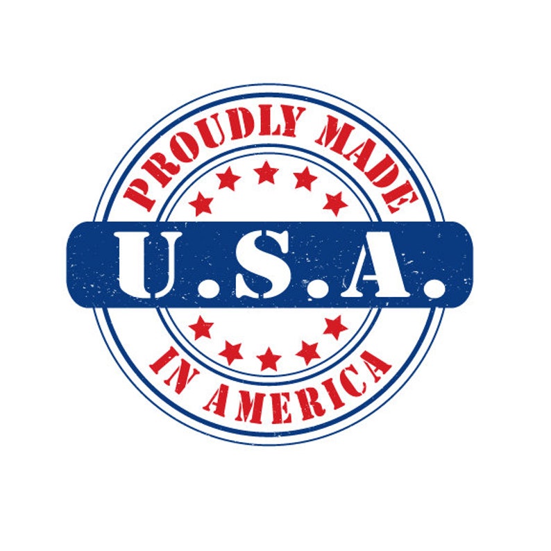 K&ouml;nnte beinhalten: Ein blauer und roter runder Stempel mit dem Text "Proudly Made in America" und "U.S.A." in der Mitte. Es gibt f&uuml;nf rote Sterne um den Text herum.