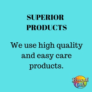K&ouml;nnte beinhalten: Ein t&uuml;rkisfarbener Hintergrund mit dem Text "SUPERIOR PRODUCTS" in Schwarz. Unter dem Text befindet sich der Satz "We use high quality and easy care products." in Schwarz. Der Text "Branch Cali" befindet sich in einem Kreis mit einem Regenbogenhintergrund.