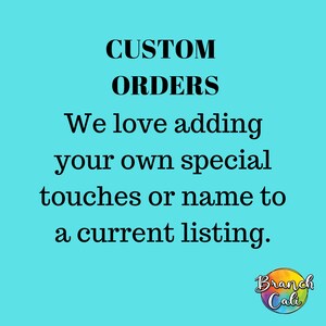K&ouml;nnte beinhalten: Ein t&uuml;rkisblauer Hintergrund mit wei&szlig;em Text, der "CUSTOM ORDERS We love adding your own special touches or name to a current listing." lautet. Ein farbenfrohes Logo mit dem Text "Branch Cali" befindet sich in der rechten unteren Ecke.