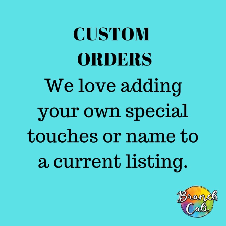 K&ouml;nnte beinhalten: Ein t&uuml;rkisblauer Hintergrund mit wei&szlig;em Text, der "CUSTOM ORDERS We love adding your own special touches or name to a current listing." lautet. Ein farbenfrohes Logo mit dem Text "Branch Cali" befindet sich in der rechten unteren Ecke.