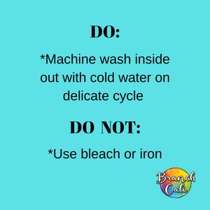 K&ouml;nnte beinhalten: Ein t&uuml;rkisfarbener Hintergrund mit wei&szlig;em Text, der "DO: *Machine wash inside out with cold water on delicate cycle DO NOT: *Use bleach or iron" lautet. Der Text ist in schwarzer Schrift. Ein bunter Kreis mit dem Text "Branch Cali" befindet sich in der unteren rechten Ecke.