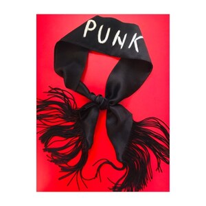 Schwarzes Satin-Seiden-Bandana mit Fransen und Sprüchen