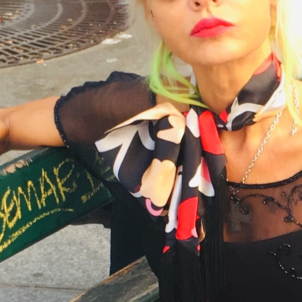 Punky Red Skinny Scarf , Foulard en soie satinée imprimé floral style japonais avec franges noires