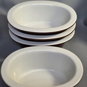 Juego de 4 cazuelas ovaladas de cerámica HALL, modelo número 416, en color marrón y blanco.