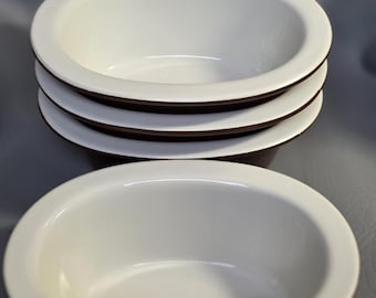 Juego de 4 cazuelas ovaladas de cerámica HALL, modelo número 416, en color marrón y blanco.