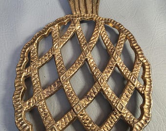 Sottopentola/piattino in ottone a forma di ananas, vintage anni '70, di TC