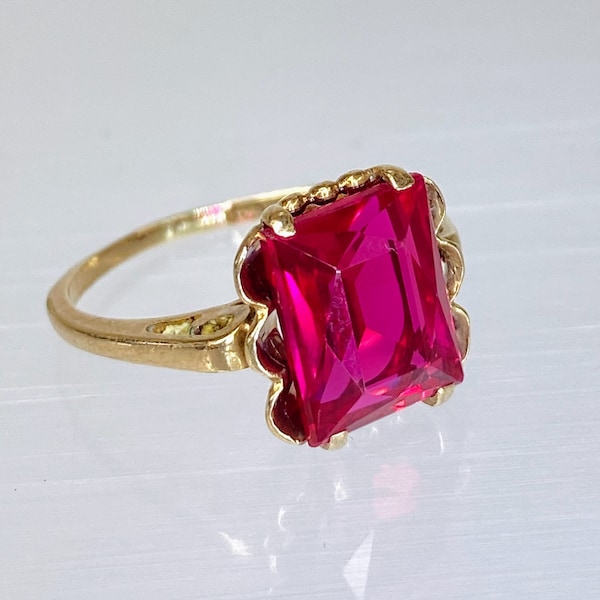 Vintage 14K Gold Emerald Cut Ruby Solitaire Scalloped Bezel Ring Size 4