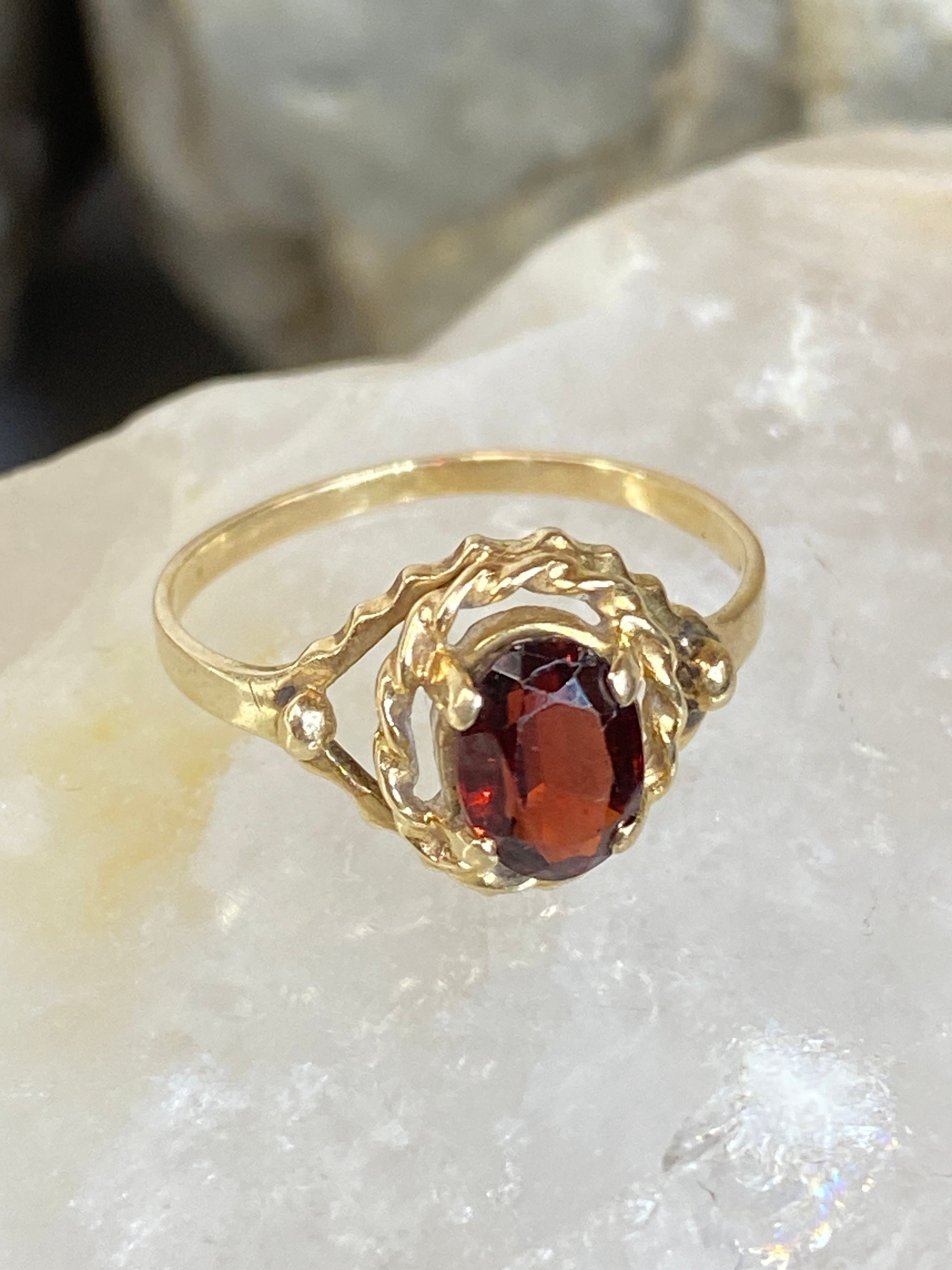 14K Yellow Gold Garnet Old-Fashioned Solitaire Swirl Womens Ring Size 5.5