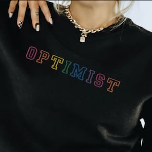 Besticktes Optimist Sweatshirt, Regenbogen Optimist Crewneck, besticktes Varsity Letter Sweatshirt, besticktes Positivity Sweatshirt
