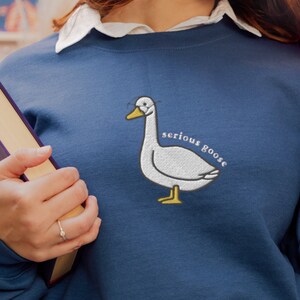 Felpa con ricamo "Serious Goose", felpa con ricamo "Serious Goose" e scollo a V, maglietta "Serious Goose", oca buffa, maglietta con ricamo divertente